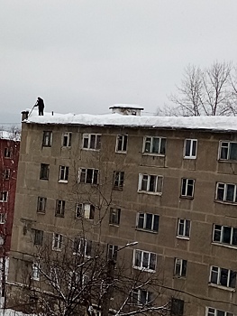Пострадавшая от схода снега в Миньяре доставлена в Челябинск, а в городе начали чистить крыши