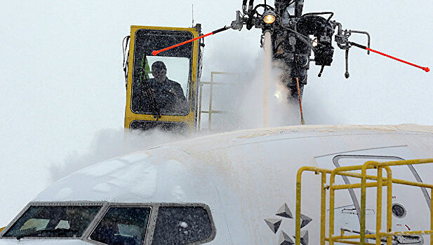 Тысячи авиарейсов отменили из-за снегопадов в США