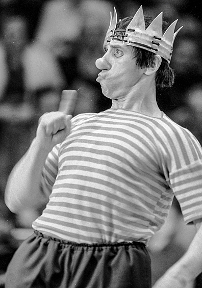 Народный артист РСФСР, лауреат международный премии Грокка Андрей Николаев выступает на манеже Московского Государственного цирка на Цветном бульваре, 1983 год