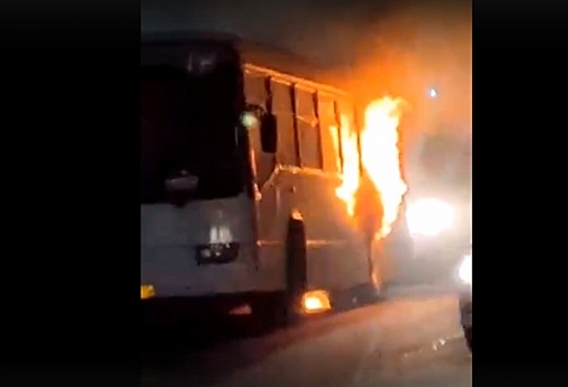 Стало известно, из-за чего в Омске внезапно загорелся автобус