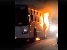 Стало известно, из-за чего в Омске внезапно загорелся автобус