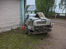 В Среднеивкино пьяный водитель «Пассата» запарковал свой автомобиль в здание магазина