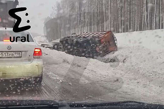 В Свердловской области на ЕКАД в массовом ДТП пострадали 12 человек