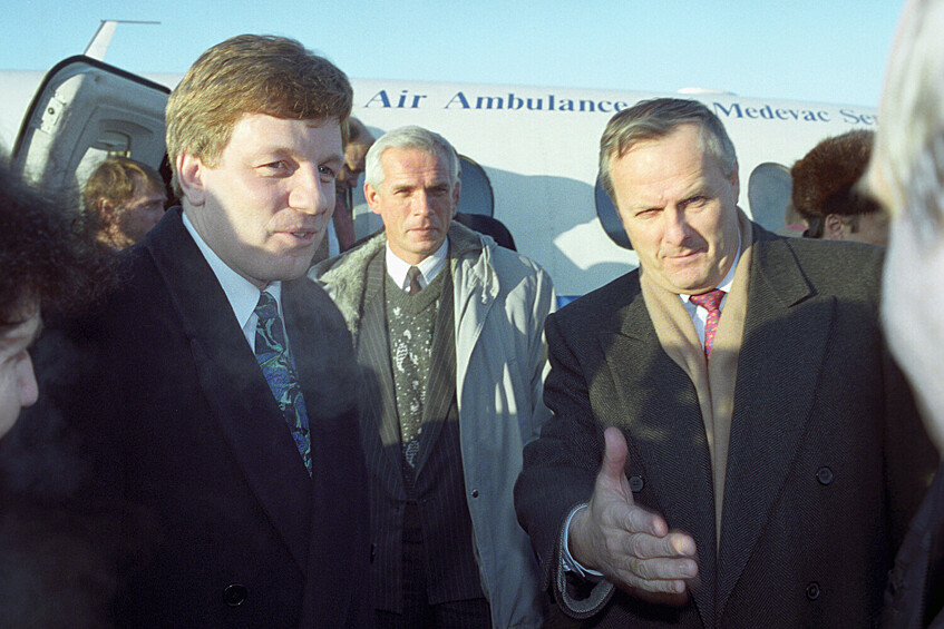 Мэр Санкт-Петербурга Анатолий Собчак (крайний справа) провожает премьер-министра Финляндии Эско Ахо (крайний слева) в аэропорту Пулково, 1993 год