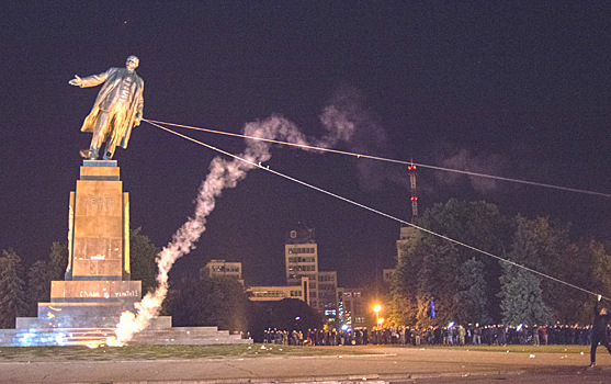 Снос памятника Ленину в Харькове