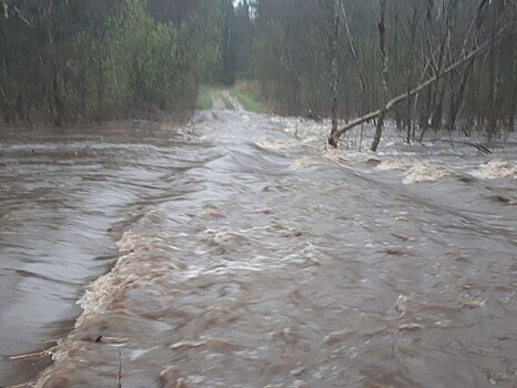 Из-за ливней в Тверской области бурлящие потоки размыли дороги