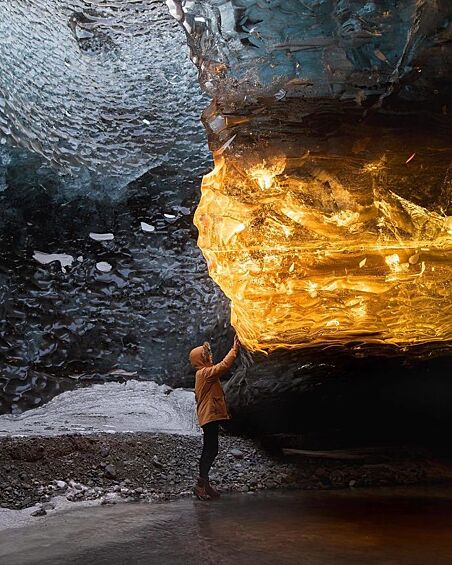 Золотые лучи заката вошли в пещеру под прямым углом и осветили этот участок льда, делая его похожим на янтарь.