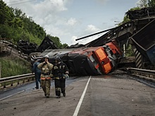 Под грузовым поездом обрушился мост