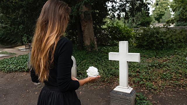 Можно ли брать детей на кладбище: суеверия и народные приметы
