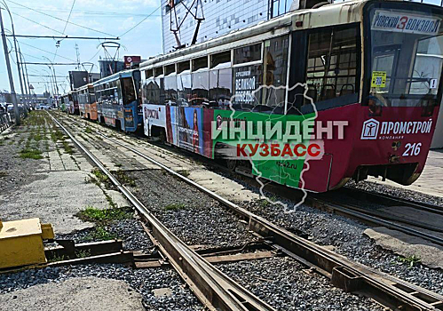 Образовалась пробка: трамвай снова сошел с рельсов на кемеровской остановке