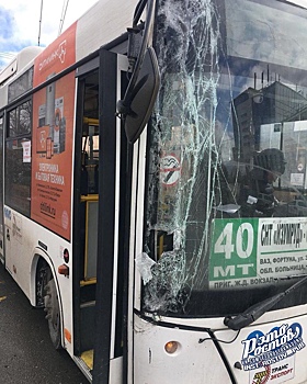В Ростове автобус с пассажирами врезался в &laquo;Газель&raquo;