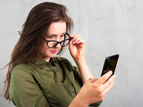 Правда ли, что зрение садится от смартфона? Ответ врача