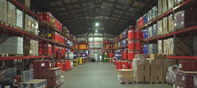 В Подмосковье полицейские пресекли масштабное производство контрафактного моторного масла и бытовой химии