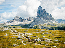 Сорвался со скалы: спасатели нашли и эвакуировали альпиниста