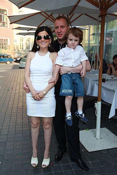 Певица Диана Гурцкая с супругом Петром Кучеренко и сыном Константином на праздновании своего рождения, 2010 год