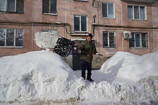 Губернатор Новгородской области потребовал за неделю очистить дворы и крыши от снега