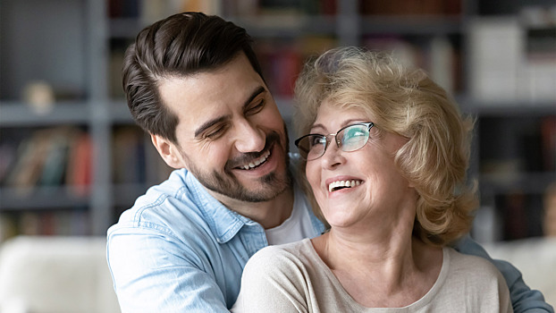 Жена намного старше мужа: плюсы и минусы такого брака