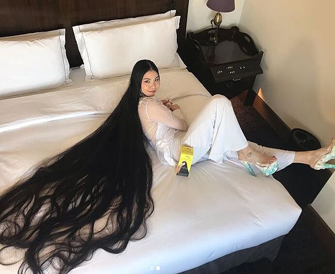 Рин Камбе в свои 35 лет выглядит, как юная девушка. Более того, внимание привлекают и ее волосы.