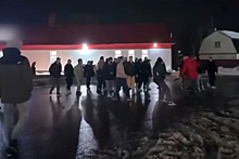 Толпа мужчин напала на прохожего и попала на видео