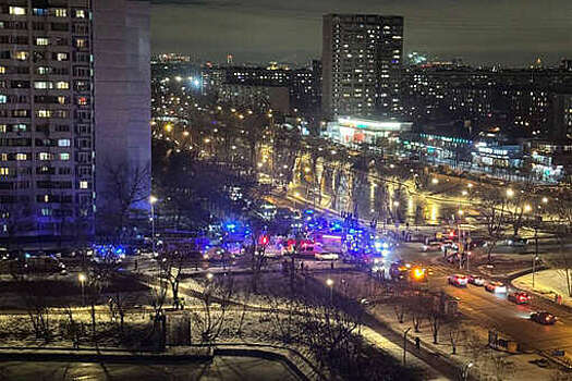 На юге Москвы пожарный "КамАЗ" и автобус увезли на эвакуаторах после ДТП