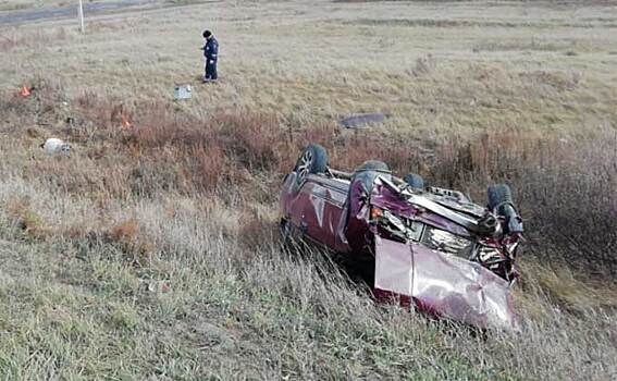 Двое мужчин вылетели из автомобиля – один погиб