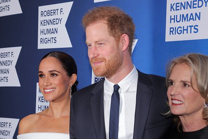 Принц Гарри с супругой получили премию за борьбу с расизмом в королевской семье