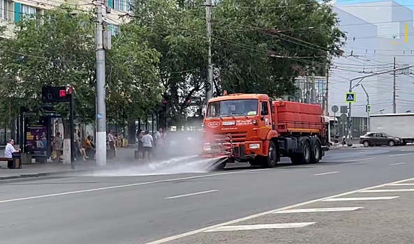 С жарой в Волгограде борются с помощью полива дорог