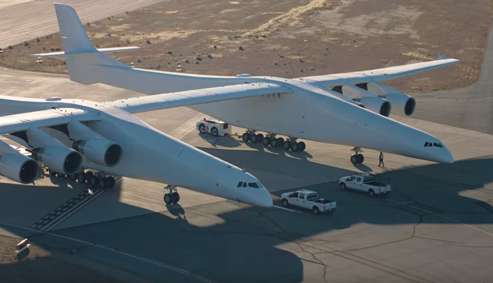  Stratolaunch - самолет с самым большим размахом крыла в мире (117,3 метра); длина обоих фюзеляжей составляет 72,5 метра