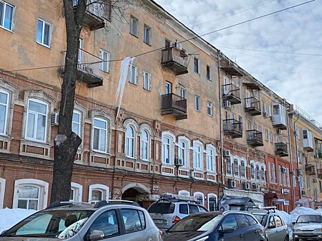 Огромная сосулька угрожает припаркованным машинам в центре Саратова