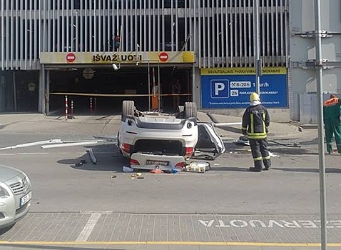 В Вильнюсе с пятого этажа парковки упал BMW X5