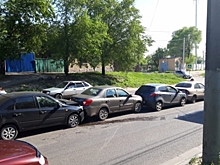 В Воронеже на улице Грамши «паровозиком» столкнулись пять машин