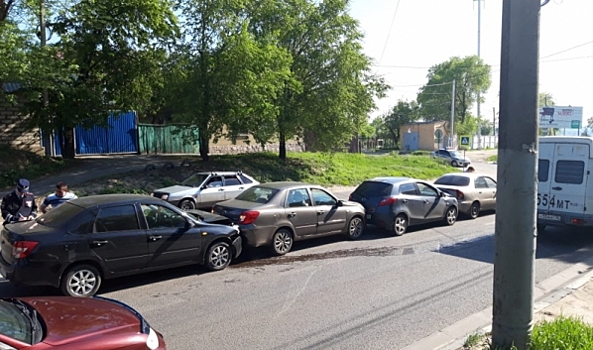 В Воронеже на улице Грамши «паровозиком» столкнулись пять машин