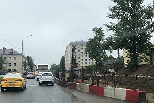 Щебенку начали класть на улице Авиационной около аэропорта Шереметьево