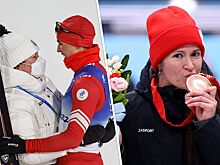 Вяльбе поздравляла Терентьева, Иванова целовала медаль. Фото бронзовых призёров из Пекина