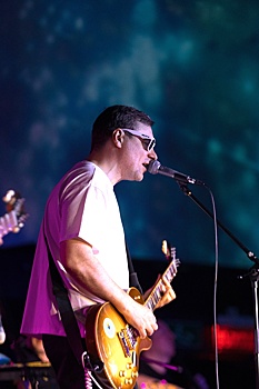 Евгений Цыганов сыграл рок-концерт под девятью тысячами звезд