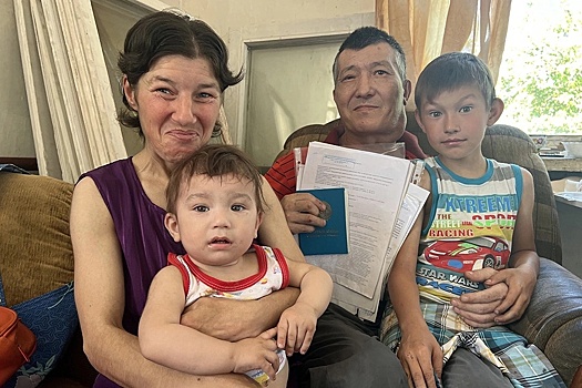 Проживший в Сибири более 35 лет без документов Леонид Тен получил российский паспорт. Его интересы представляла собкор "Российской газеты"