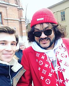 Красное пальто и желтые штаны: Филипп Киркоров прогулялся по Самаре перед концертом