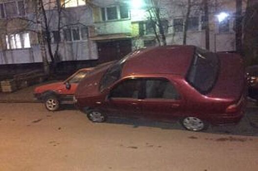 На Дачном «каскадер» припарковал свою машину на другие автомобили