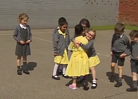 Дети трогательно отреагировали на подругу, пришедшую в школу с протезом