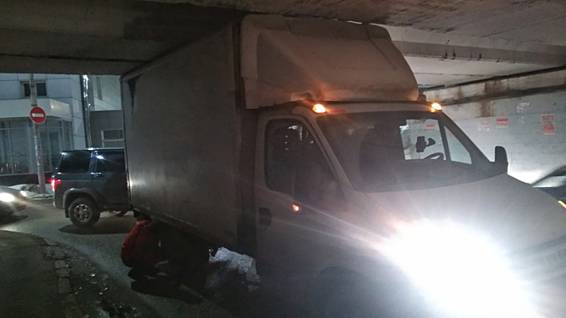 Под саратовским «мостом глупости» застряла очередная машина