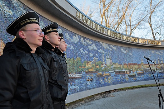 В центре Архангельска открыли историческое панно из тысяч элементов смальты