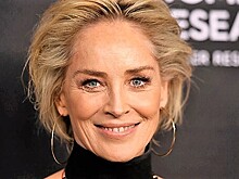 63-летняя Шэрон Стоун в мини-шортах и фраке украсила обложку глянца