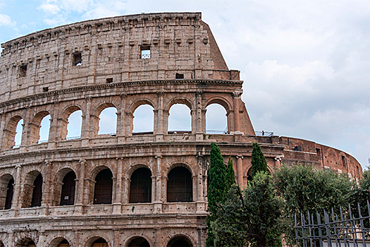 Организатор туров по Риму грозится прыгнуть с Колизея