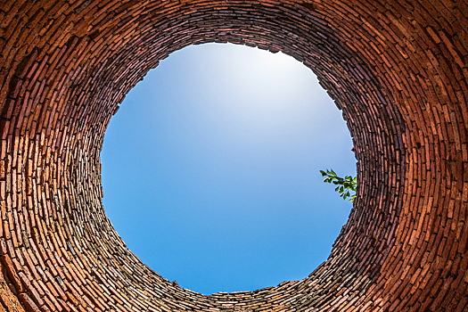 Женщина погибла в колодце после страшной автокатастрофы: звала на помощь