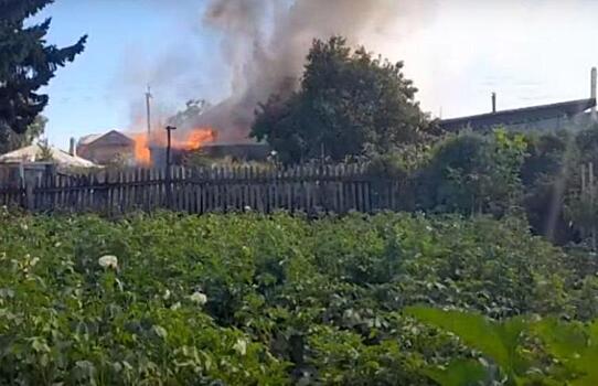Бродяги случайно сожгли старый чужой дом в Бердске