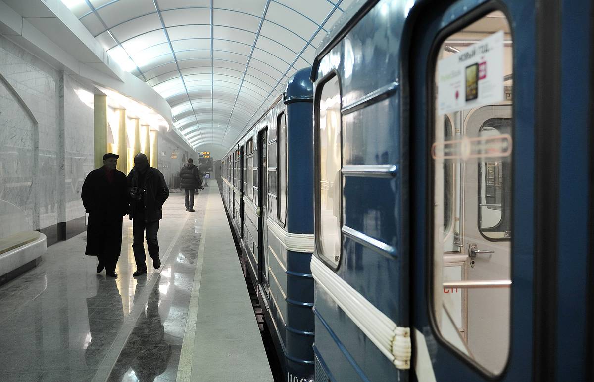 Метро льва толстого. Метро льва толстого. Станция льва толстого киевское метро. Площадь льва толстого (станция метро). Станция площадь льва толстого.