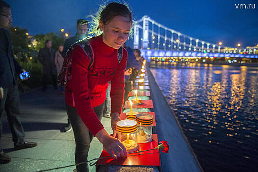 Никто не забыт: 1418 свечей осветили Крымскую набережную в День памяти и скорби