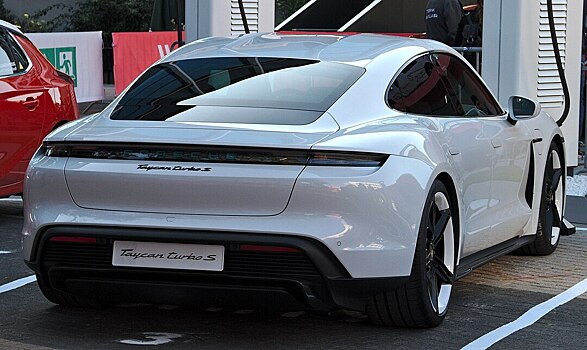 Электромобиль Porsche обогнал по продажам спорткар 911