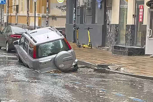 В Ростове-на-Дону автомобиль провалился под асфальт и попал на видео