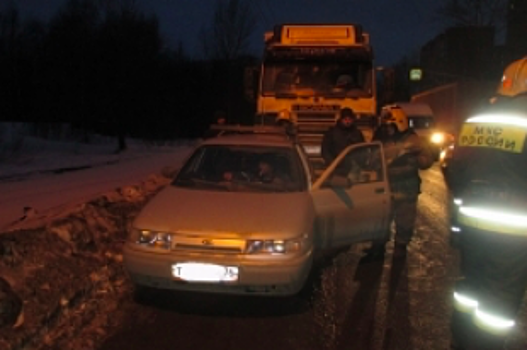 Тройное ДТП с фурой произошло на улице Нефтяников в Ярославле